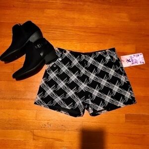 𝅺Kyoyo Shorts Black & White Pattern